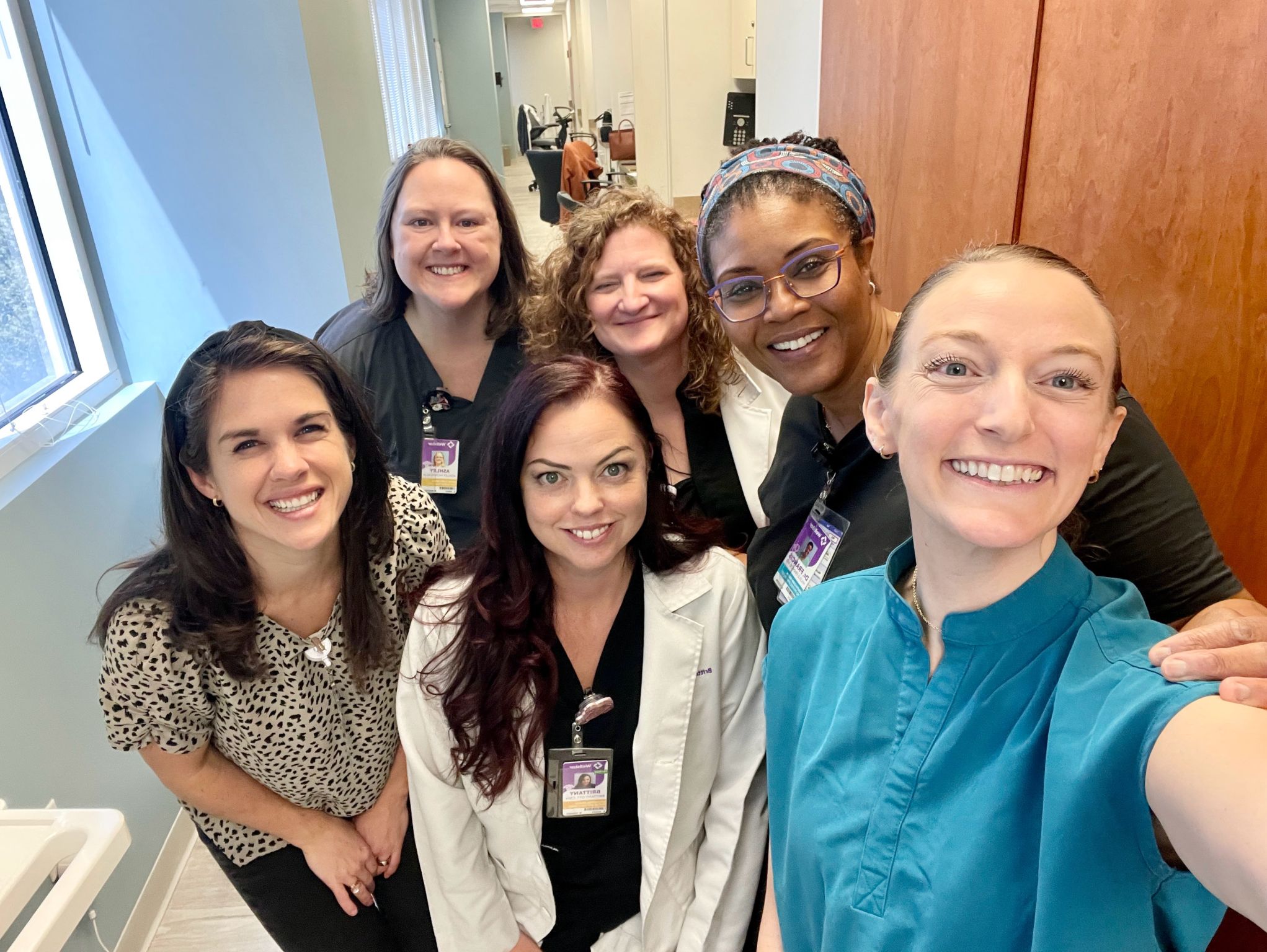Patient takes selfie with Wellstar care team.